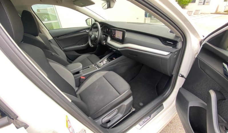 
								Skoda Octavia Combi Tour 2.0 TDI DSG MATRIX*LINE*AHK* voll									